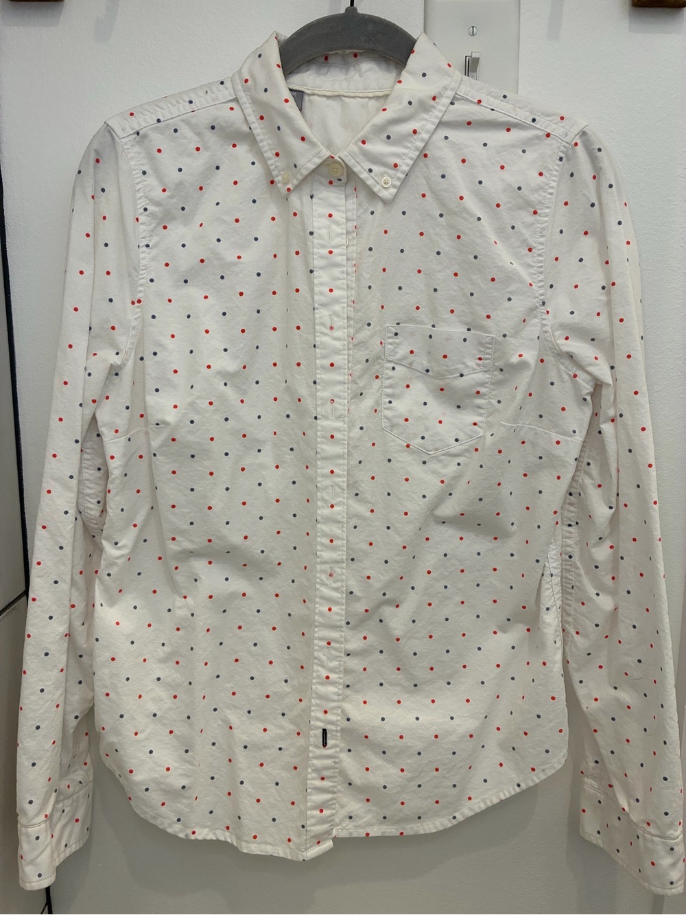 Source Unknown White Button-Down Shirt with Red and Navy Polka Dots